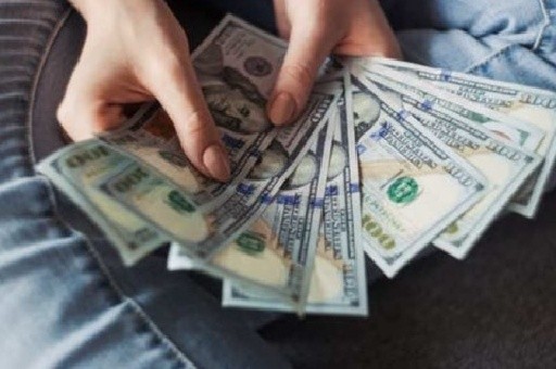 印度一猴子站树上向人群狂撒8万卢比，印度猴子向人群狂撒8万卢比
