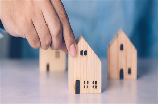 烟花店老板举报官员后自杀事件，妻子回应