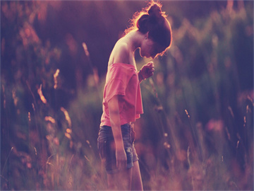 爱心专座引发争议，老人与女生的疲惫之争