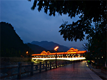 男子夜骑遭遇晾衣绳割喉事件，物业回应揭秘真相