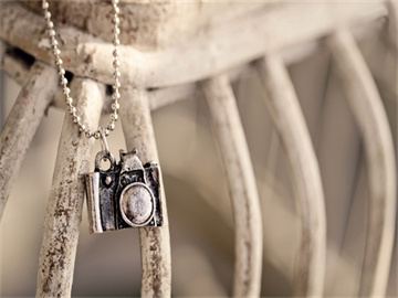 女子遭遇反向折叠楼梯惊险瞬间