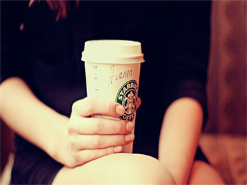 男子夜骑遭遇晾衣绳割喉事件，物业回应揭秘真相